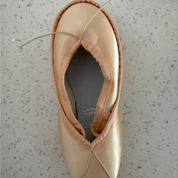 Freed of London Studio Professional Pointe Shoes - Picture 2 of 2